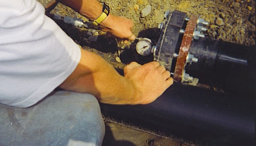 đường ống PVC được test áp lực bằng đồng hồ áp