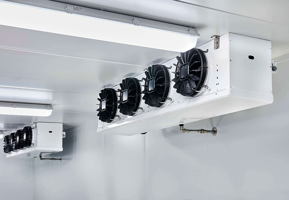 kỹ sư đo vị trí lắp dàn lạnh.