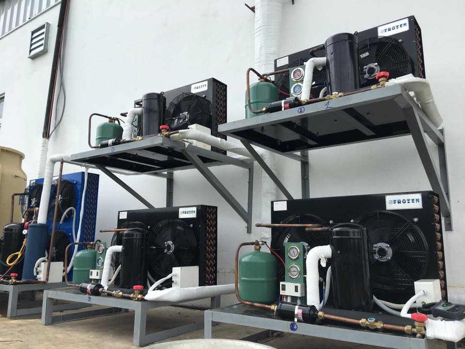 kỹ thuật đang vệ sinh dàn nóng