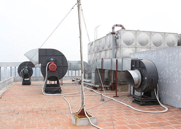 đường ống inox xếp ngay ngắn, quạt ly tâm đặt trên mái.