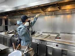 bàn chụp hút đang được vệ sinh và bảo trì định kỳ