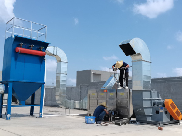 hệ thống quạt ly tâm + đường ống inox chạy trên mái.