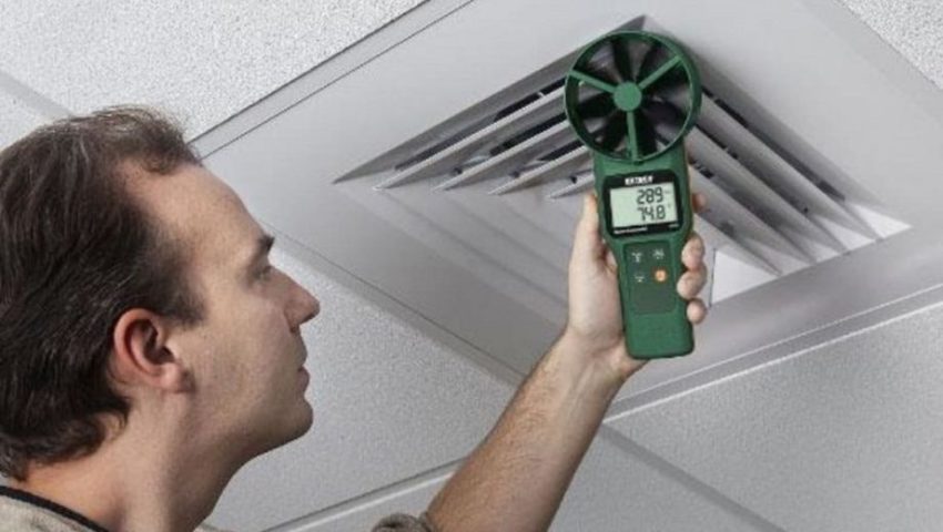 kỹ thuật viên đang đo đạc lưu lượng gió bằng thiết bị Anemometer